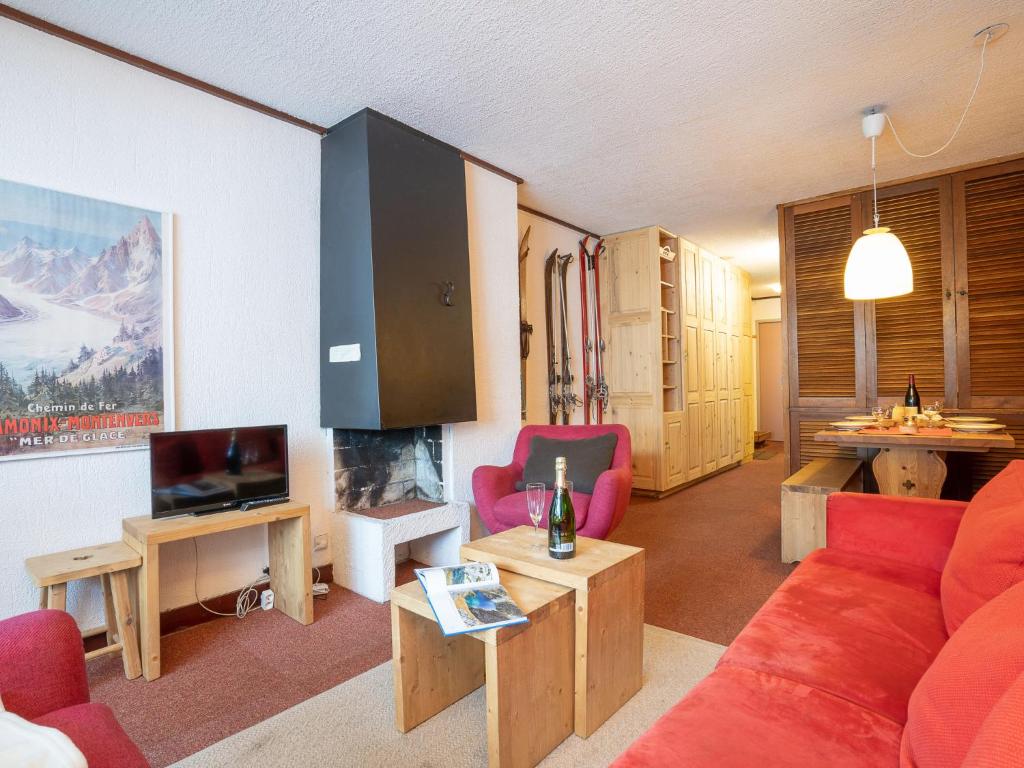 un salon avec un canapé et une télévision dans l'établissement Apartment Le Grand Tichot A et B - Val Claret-12 by Interhome, à Tignes