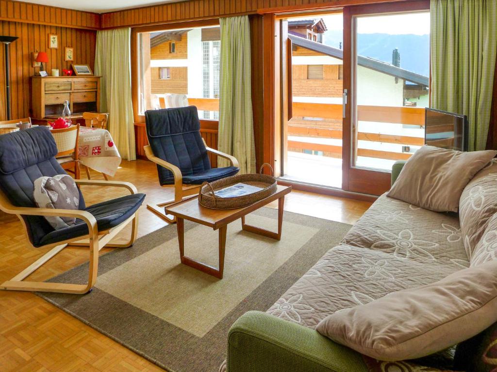 sala de estar con sofá, 2 sillas y mesa en Apartment Val Neige 11 by Interhome, en Verbier