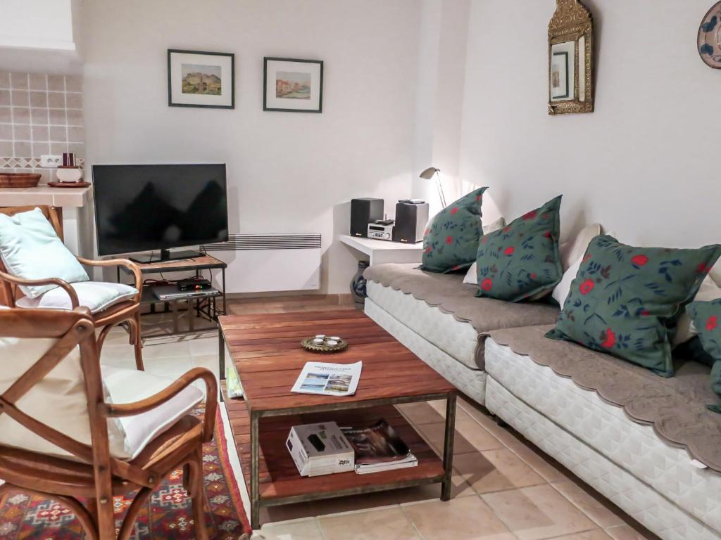 sala de estar con sofá y mesa en Holiday Home Maury by Interhome, en Grimaud