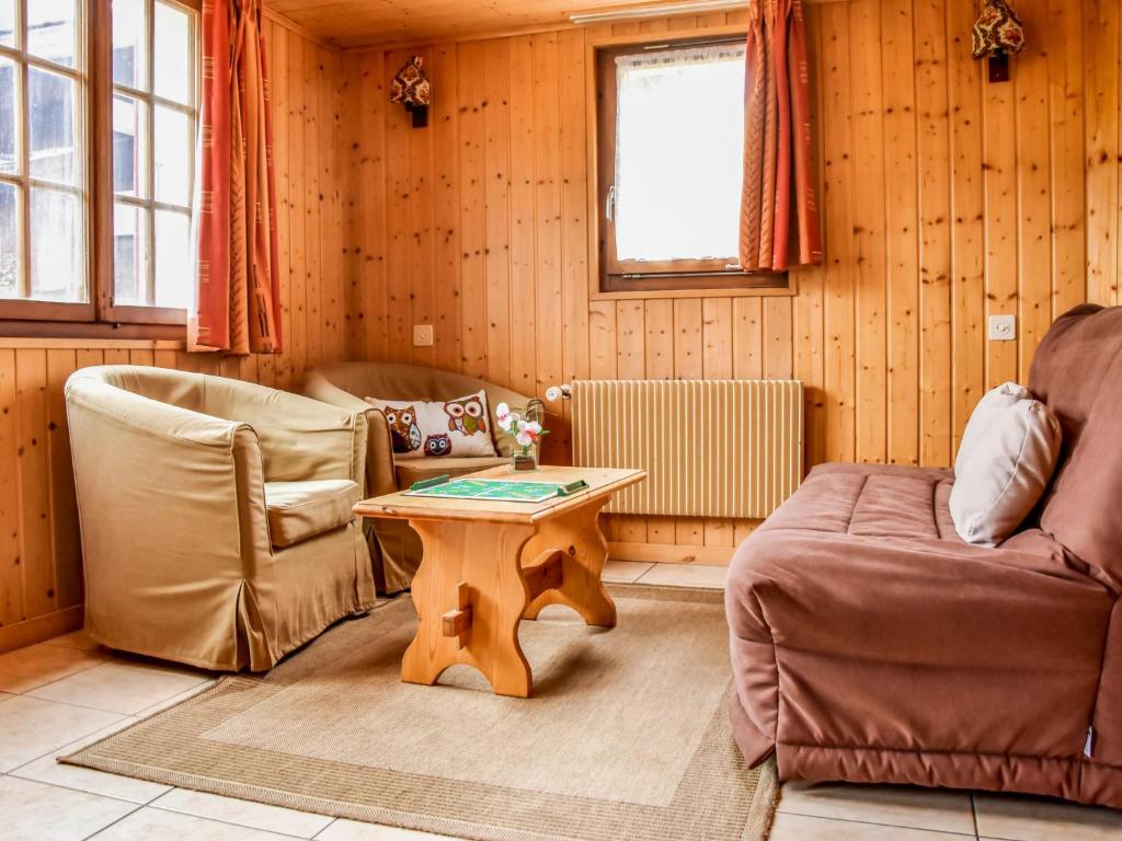 ein Wohnzimmer mit einem Tisch und 2 Stühlen in der Unterkunft Apartment Rousserolles rez gauche by Interhome in Verbier