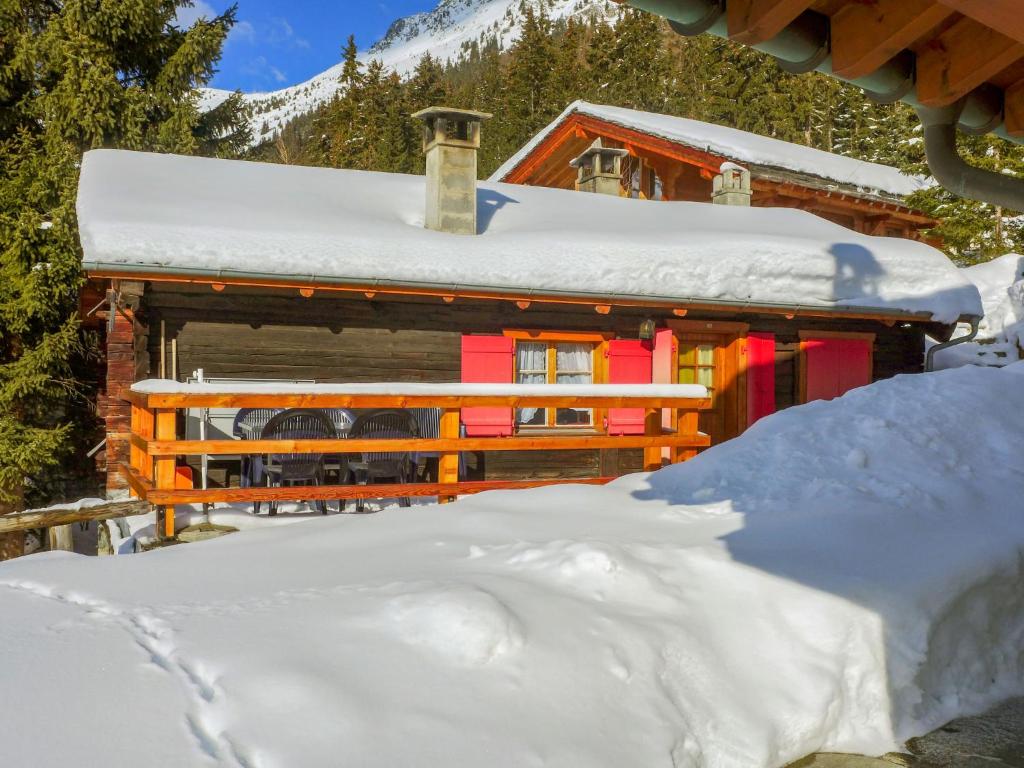 ein Blockhaus im Schnee mit einem Stapel Schnee in der Unterkunft Chalet La Pive by Interhome in Verbier