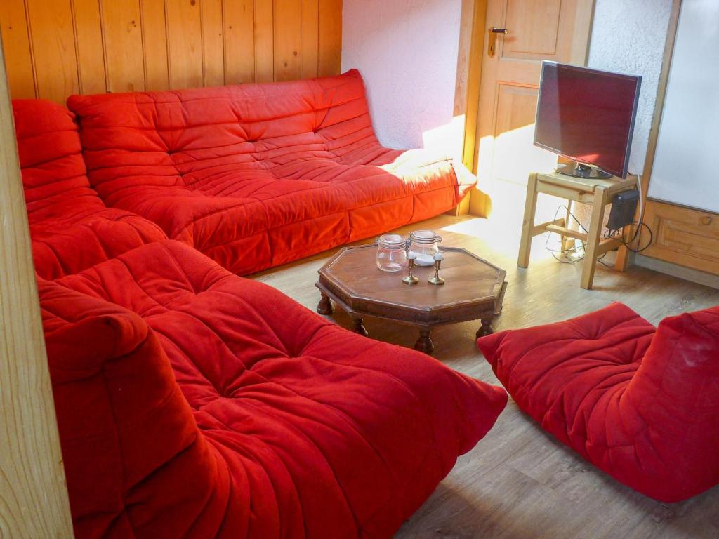 TV a/nebo společenská místnost v ubytování Apartment Pinot Gris combles by Interhome