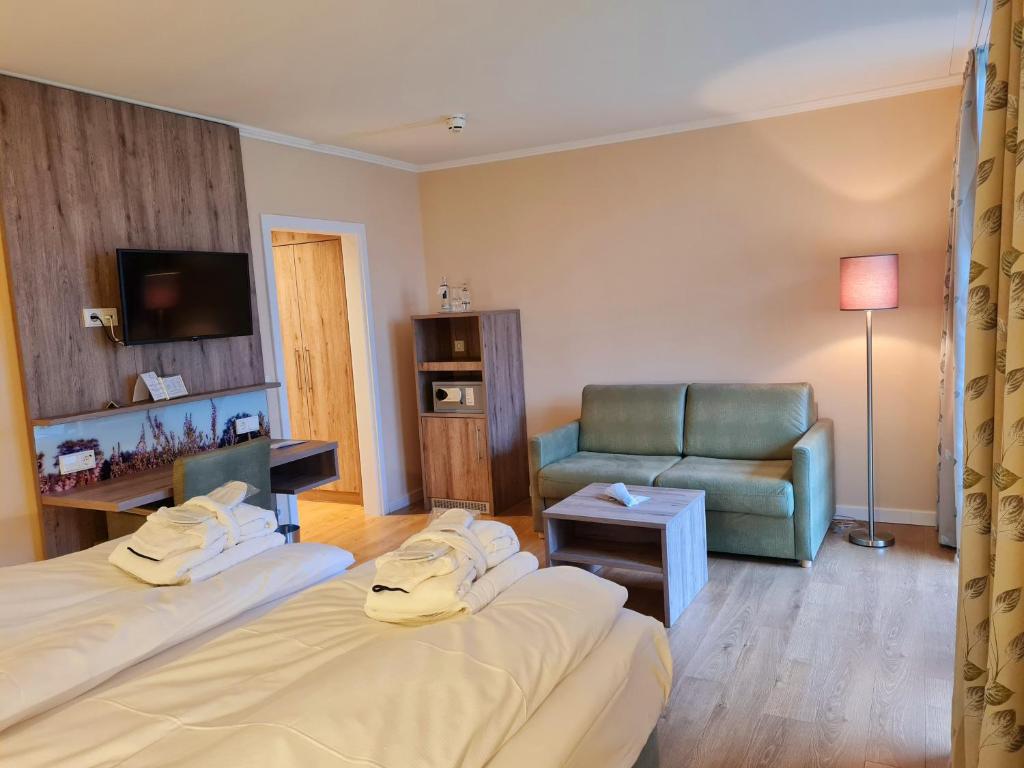 Postel nebo postele na pokoji v ubytování Hotel Landhaus Höpen