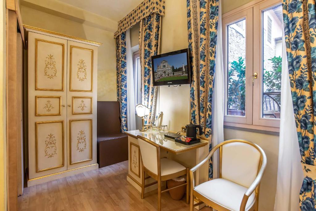 A television and/or entertainment centre at Hotel Alba Palace