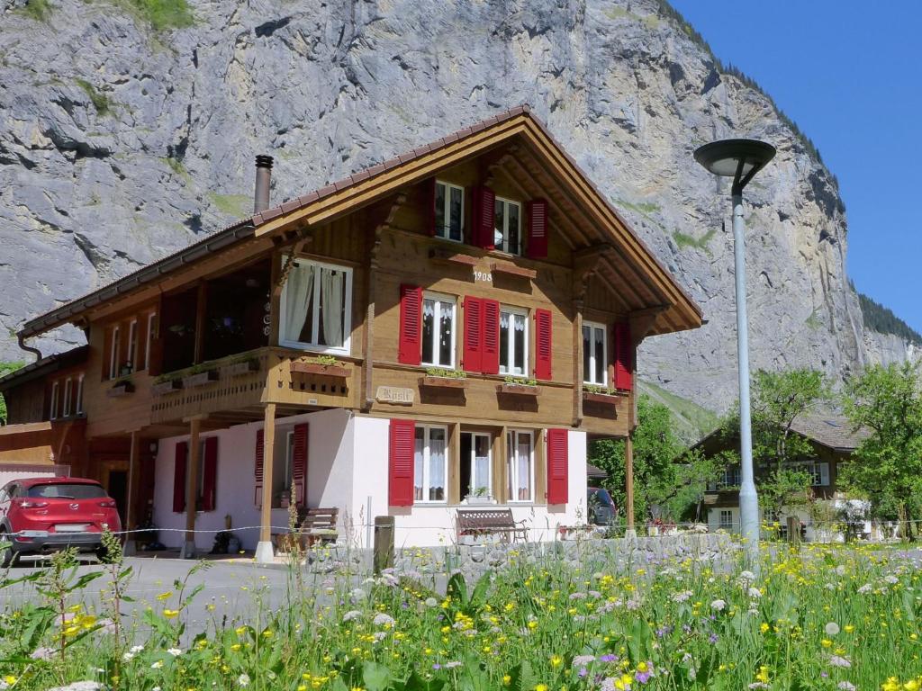 ein Haus vor einem Berg in der Unterkunft Apartment Rösli by Interhome in Stechelberg