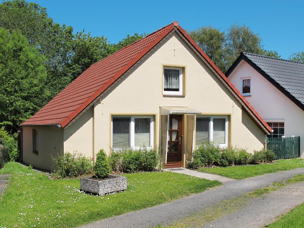 MinsenにあるHoliday Home Ettje by Interhomeの赤屋根の黄色い家