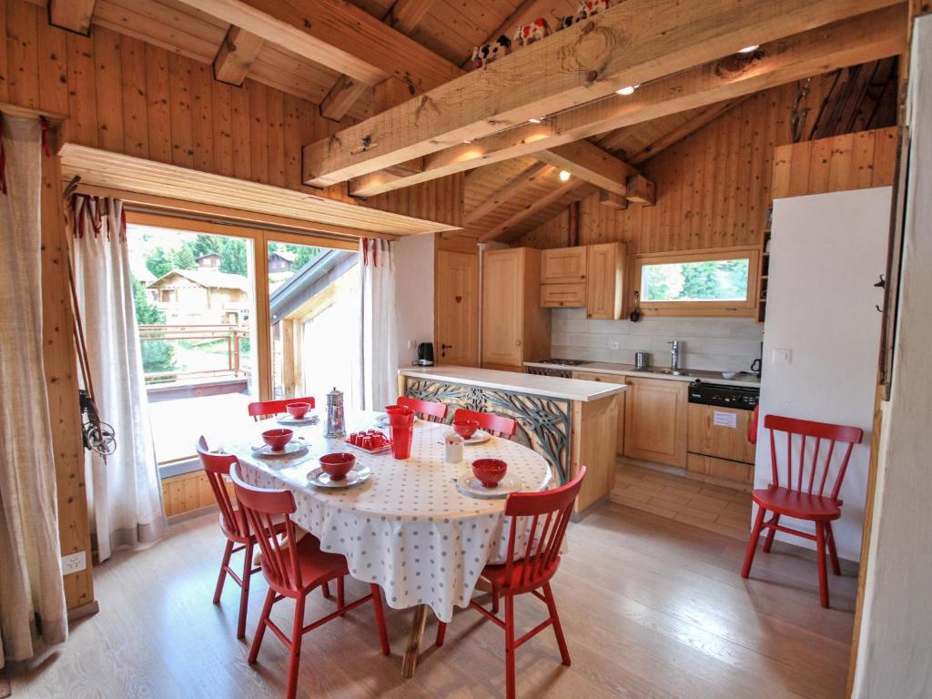 Kuchyň nebo kuchyňský kout v ubytování Apartment Bisse-Vieux A-4 by Interhome