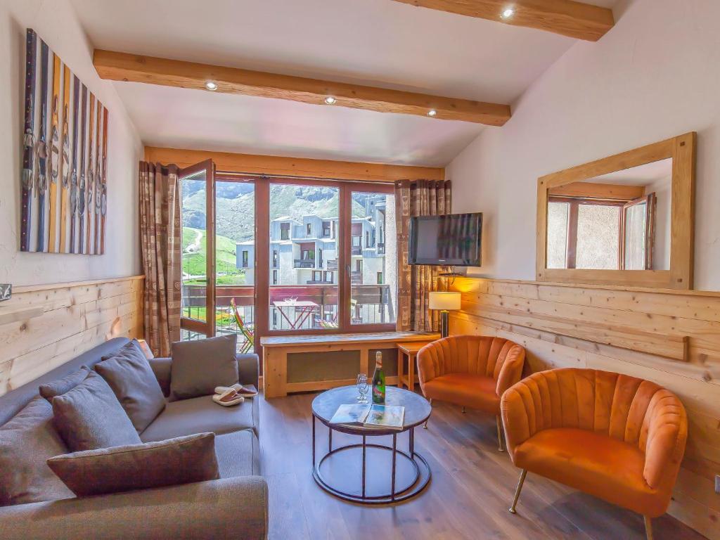un soggiorno con divano e tavolo di Apartment Le Grand Tichot A et B-9 by Interhome a Tignes