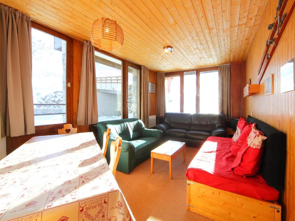 une petite pièce avec un lit et un canapé dans l'établissement Apartment Les Hauts du Val Claret - Val Claret-6 by Interhome, à Tignes