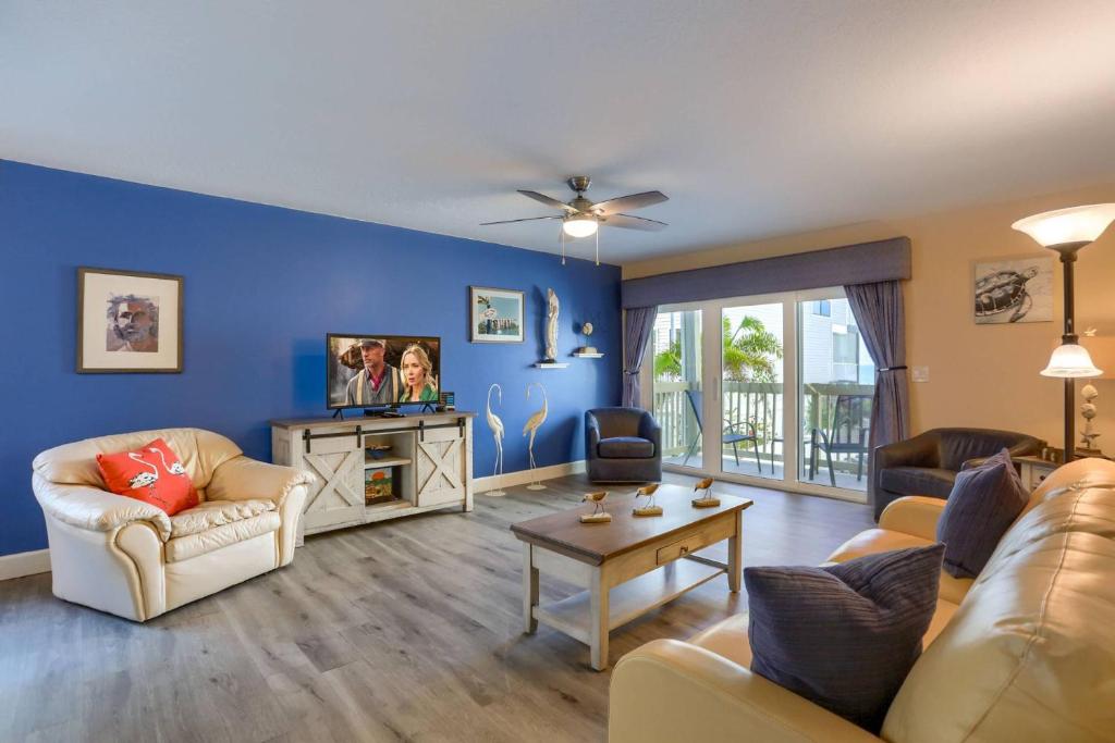 een woonkamer met een bank en een tv bij 1 Pipers Nest in Clearwater Beach