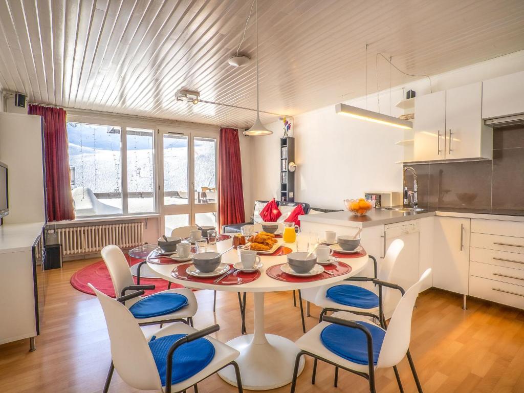 eine Küche und ein Esszimmer mit einem Tisch und Stühlen in der Unterkunft Apartment Neige d'or-2 by Interhome in Tignes