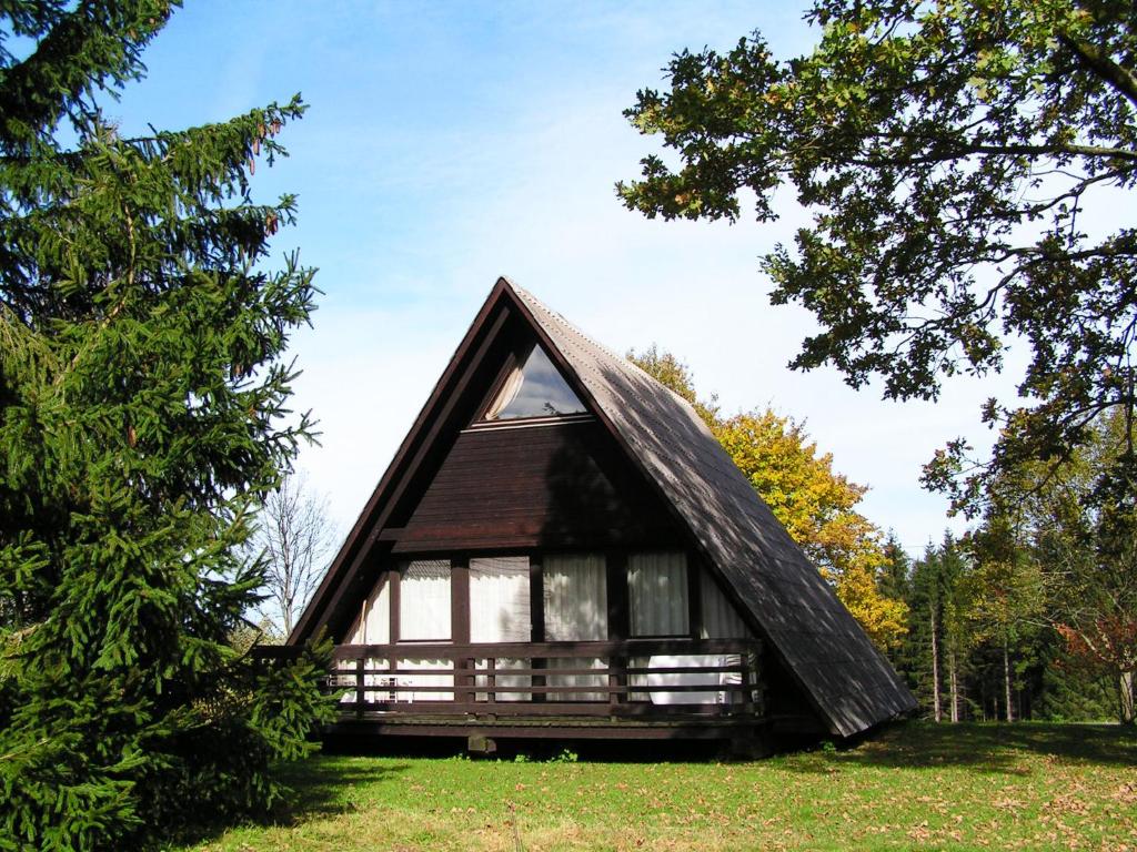 uma pequena cabana com telhado de palha na relva em Holiday Home Oslo by Interhome em Siegsdorf