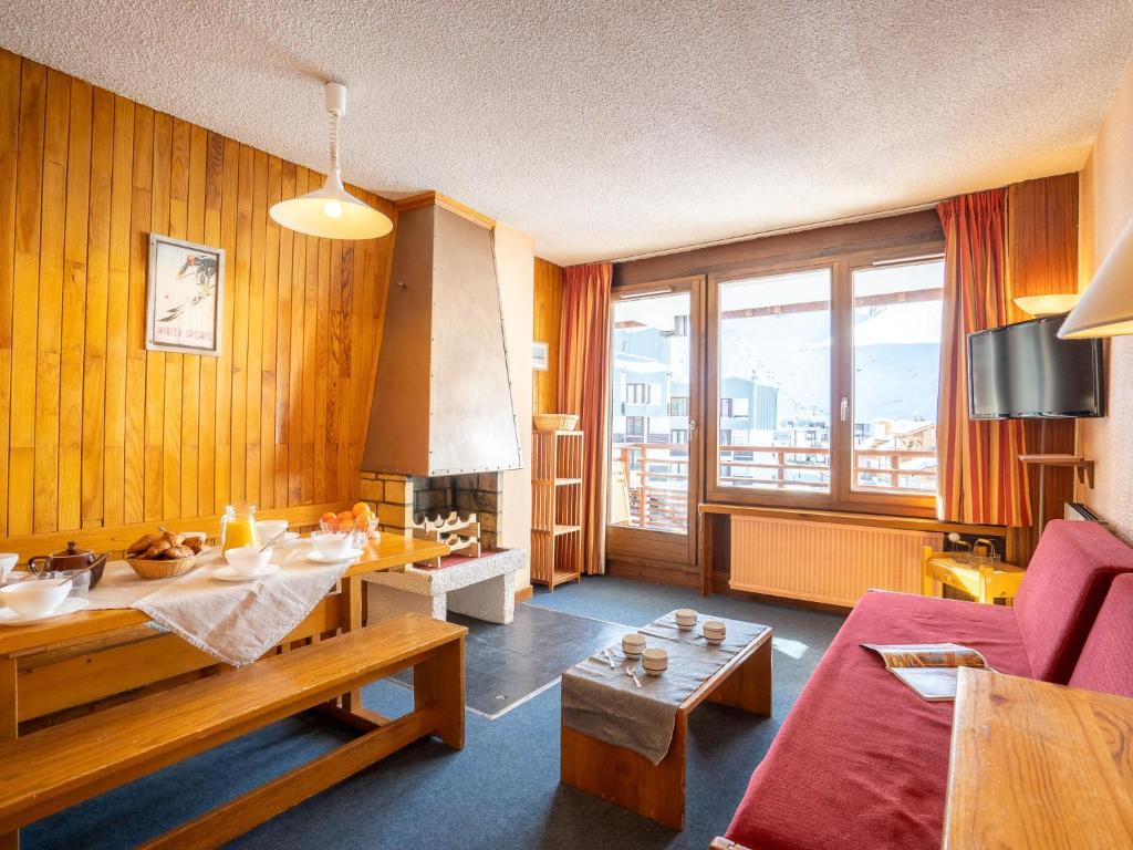 uma sala de estar com um sofá e uma mesa em Apartment Le Curling B-20 by Interhome em Tignes