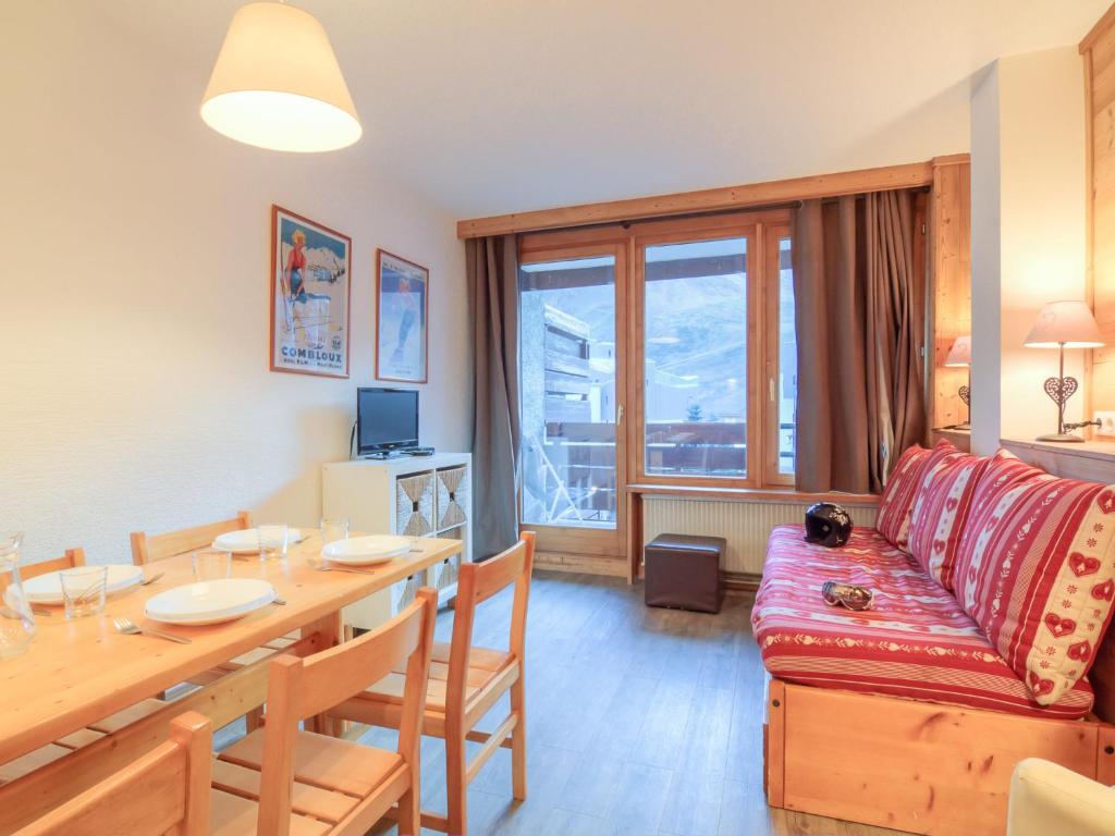 een woonkamer met een tafel en een bank bij Apartment Le Curling A-2 by Interhome in Tignes