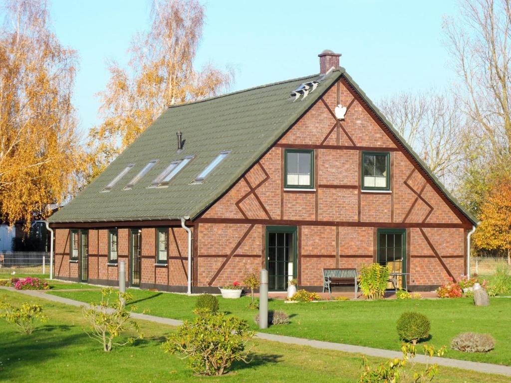 UmmanzにあるHoliday Home Kiebitz by Interhomeの黒屋根の大きな赤レンガ造りの家