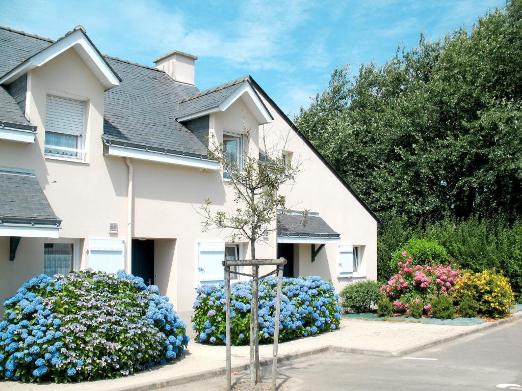 una casa con fiori blu davanti di Holiday Home Les Grandes Iles - PEI301 by Interhome a Pénestin