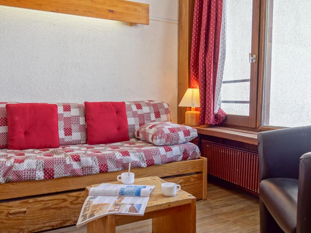 un salon avec un canapé et une table dans l'établissement Apartment Les Moutières B1 et B2 - Val Claret-20 by Interhome, à Tignes