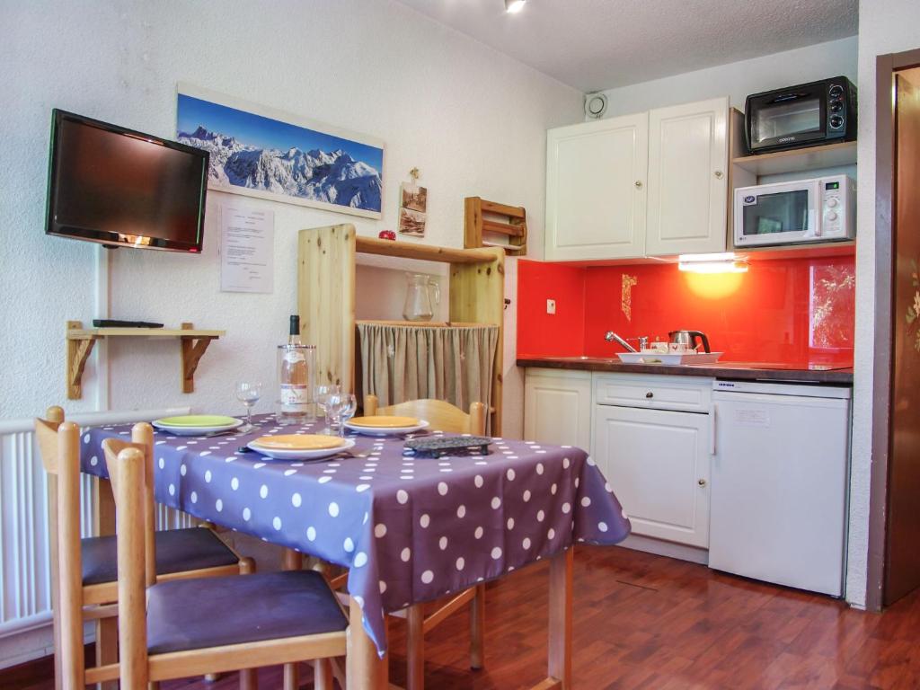 una cocina con mesa y mantel de lunares en Studio Le Grépon-3 by Interhome, en Chamonix-Mont-Blanc