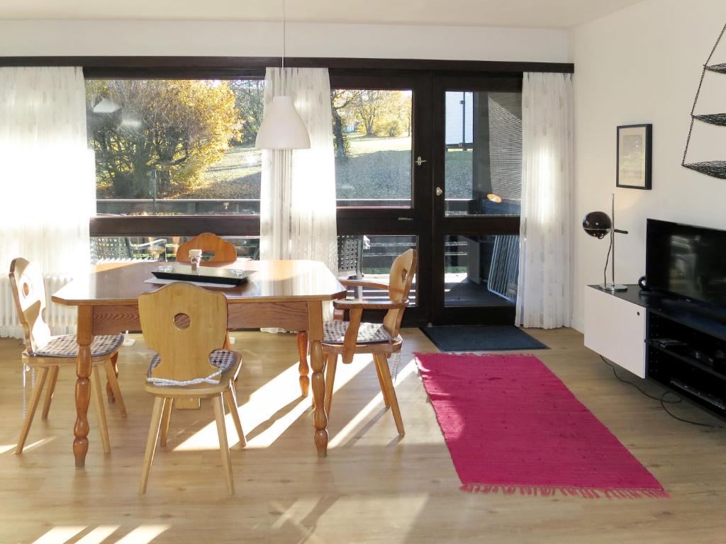 ジークスドルフにあるApartment Inzell by Interhomeのダイニングルーム(テーブル、椅子、テレビ付)