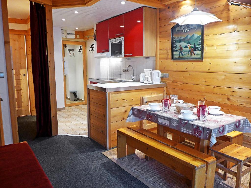 kuchnia ze stołem i ławkami w pokoju w obiekcie Apartment Le Grand Tichot A et B-8 by Interhome w mieście Tignes