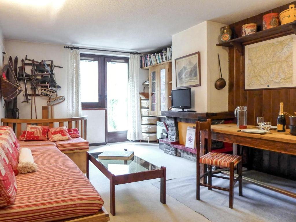sala de estar con sofá y mesa en Apartment Champraz-7 by Interhome, en Chamonix-Mont-Blanc