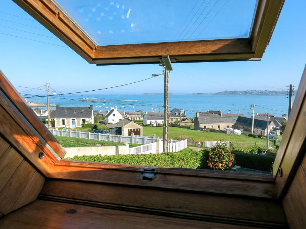 una ventana en una casa con vistas al océano en Holiday Home Roz Amor by Interhome, en Locquémeau