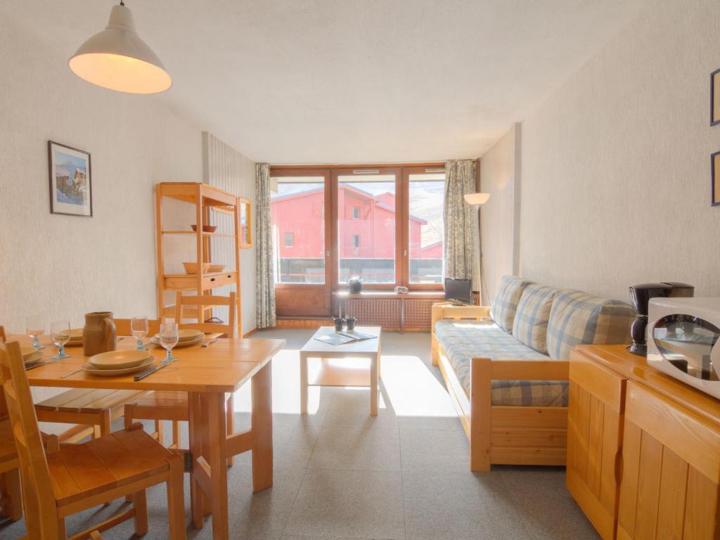 - un salon avec une table et un canapé dans l'établissement Apartment Les Grandes Platières-10 by Interhome, à Tignes