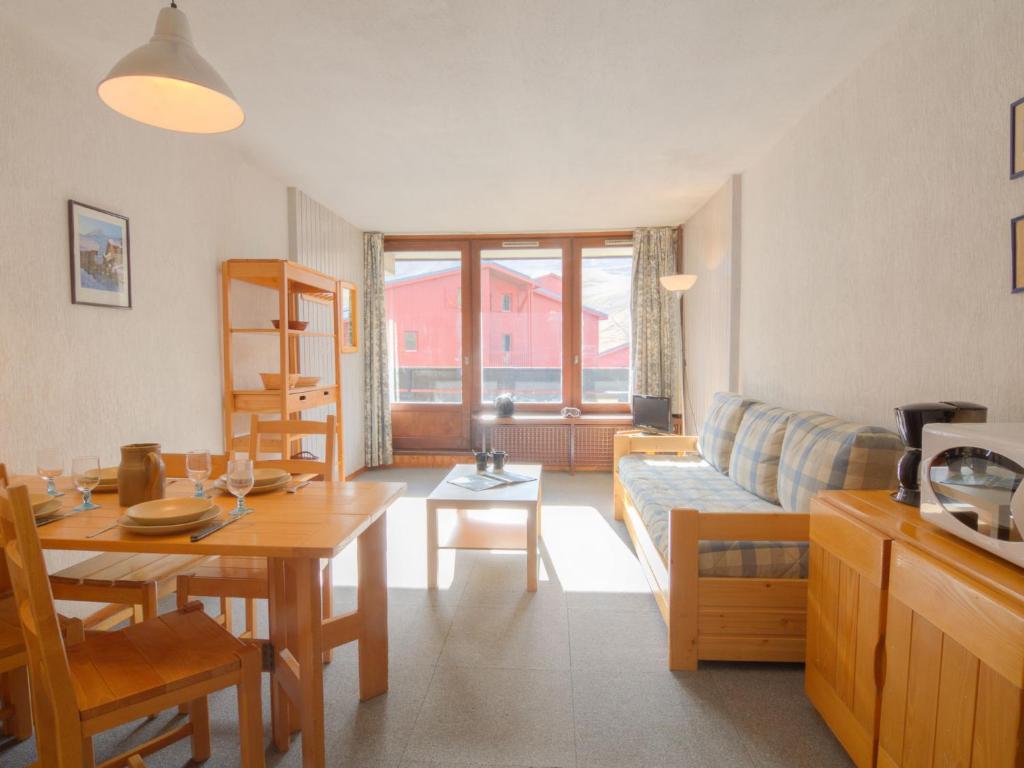 un salon avec une table et un canapé dans l'établissement Apartment Grandes Platières II-10 by Interhome, à Tignes
