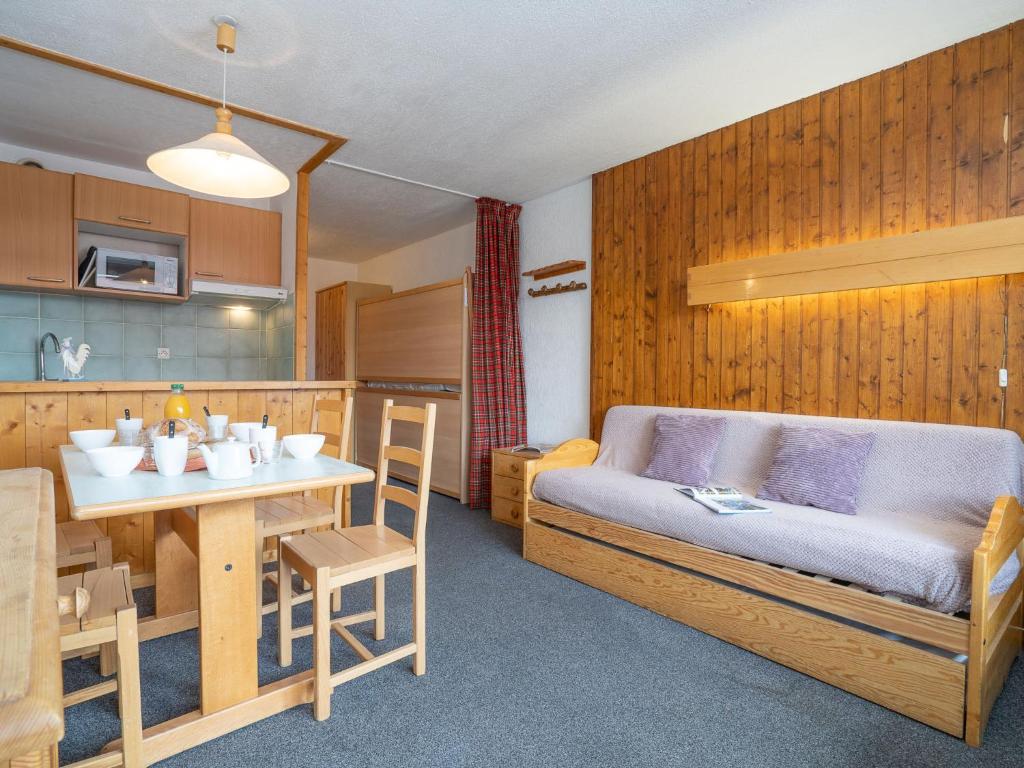 Cette chambre comprend un lit, une table et une cuisine. dans l'établissement Apartment Grandes Platières II-12 by Interhome, à Tignes