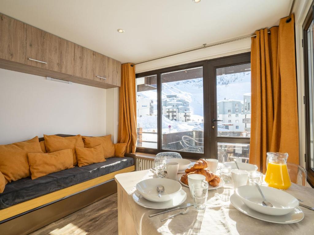 salon ze stołem i kanapą w obiekcie Apartment Les Tufs - Val Claret-5 by Interhome w mieście Tignes