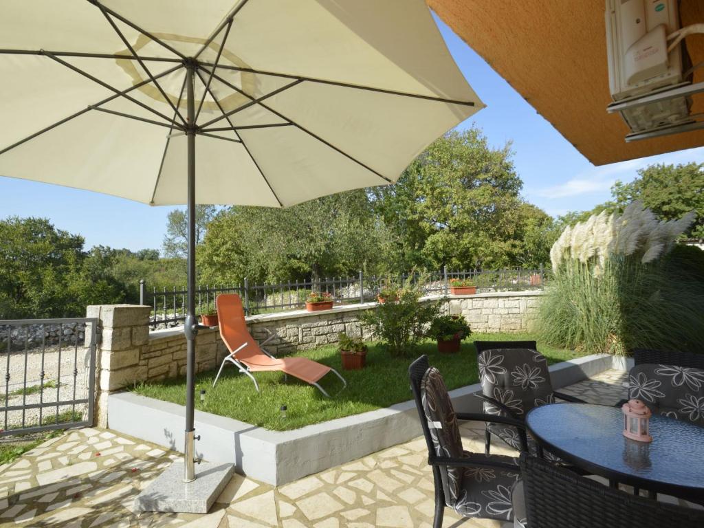 Vonkajšia záhrada v ubytovaní Apartment Cekić-2 by Interhome