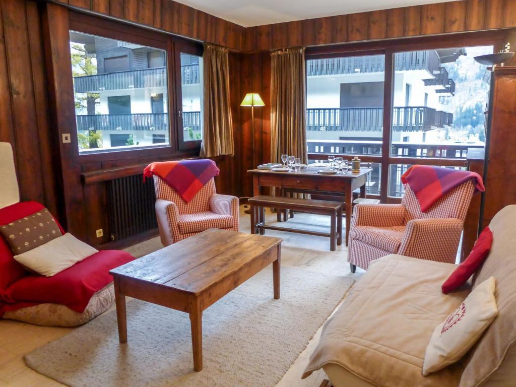 un salon avec un canapé, des chaises et une table dans l'établissement Apartment Le Brévent-14 by Interhome, à Chamonix-Mont-Blanc