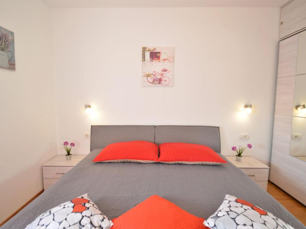 Łóżko lub łóżka w pokoju w obiekcie Apartment Pinezic by Interhome