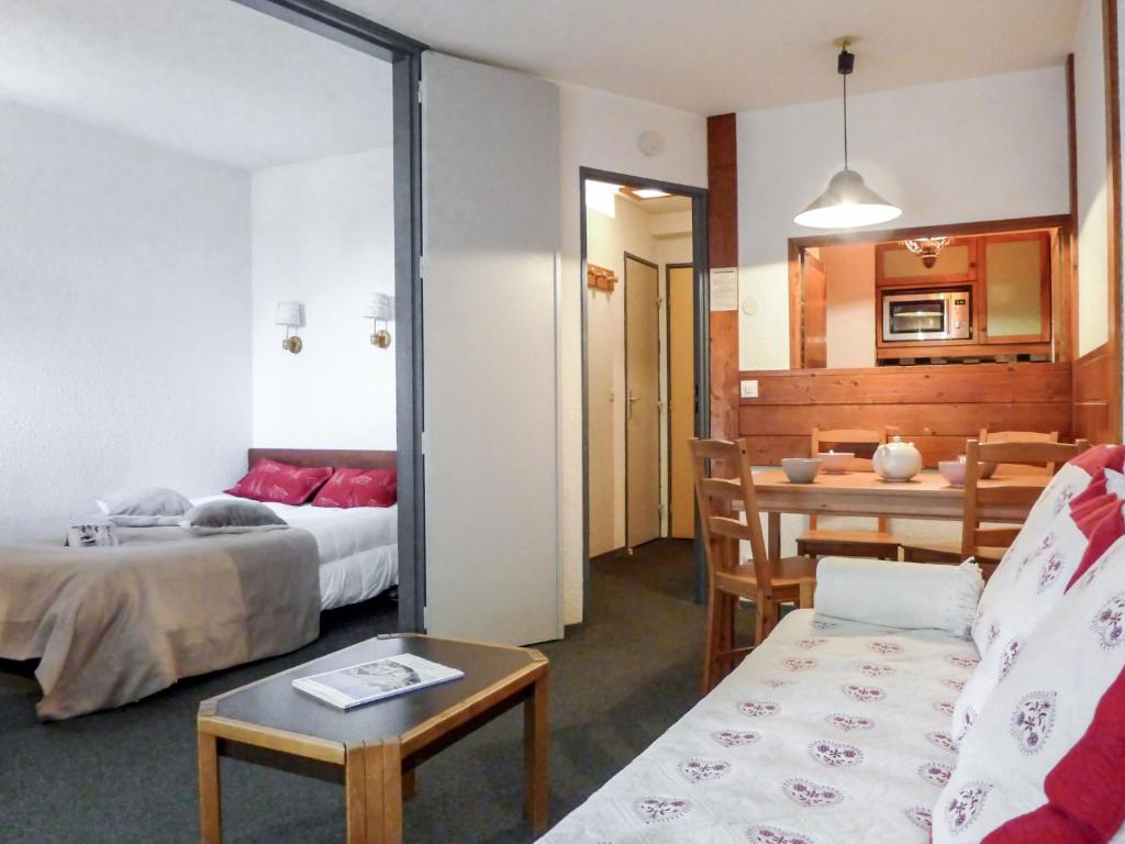 Habitación con cama, mesa y comedor. en Apartment Le Chamois Blanc-10 by Interhome en Chamonix-Mont-Blanc