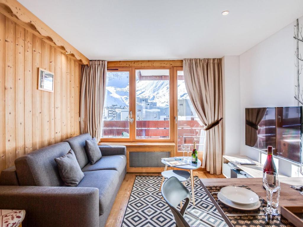 un salon avec un canapé et une télévision dans l'établissement Apartment Le Curling A - Val Claret-12 by Interhome, à Tignes