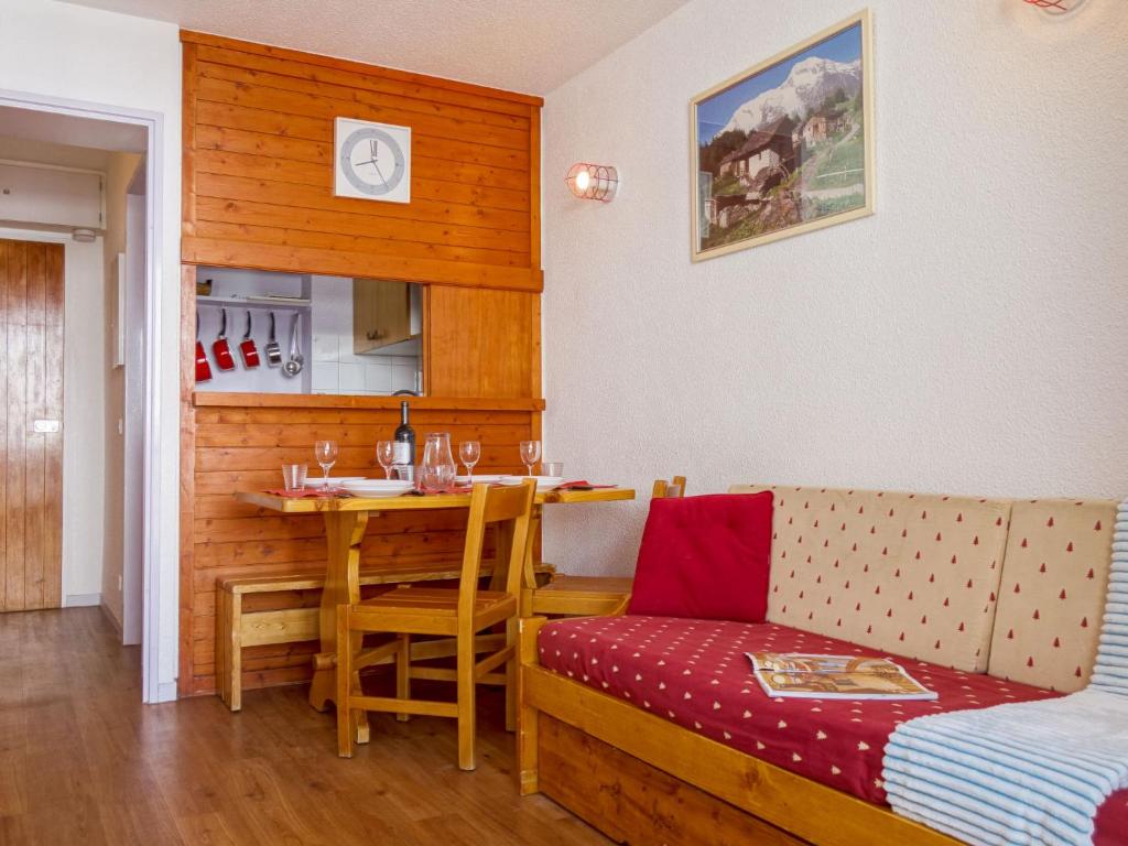 ティーニュにあるApartment Rond Point des Pistes - Val Claret-3 by Interhomeのテーブルと小さなキッチン付きの小さな部屋