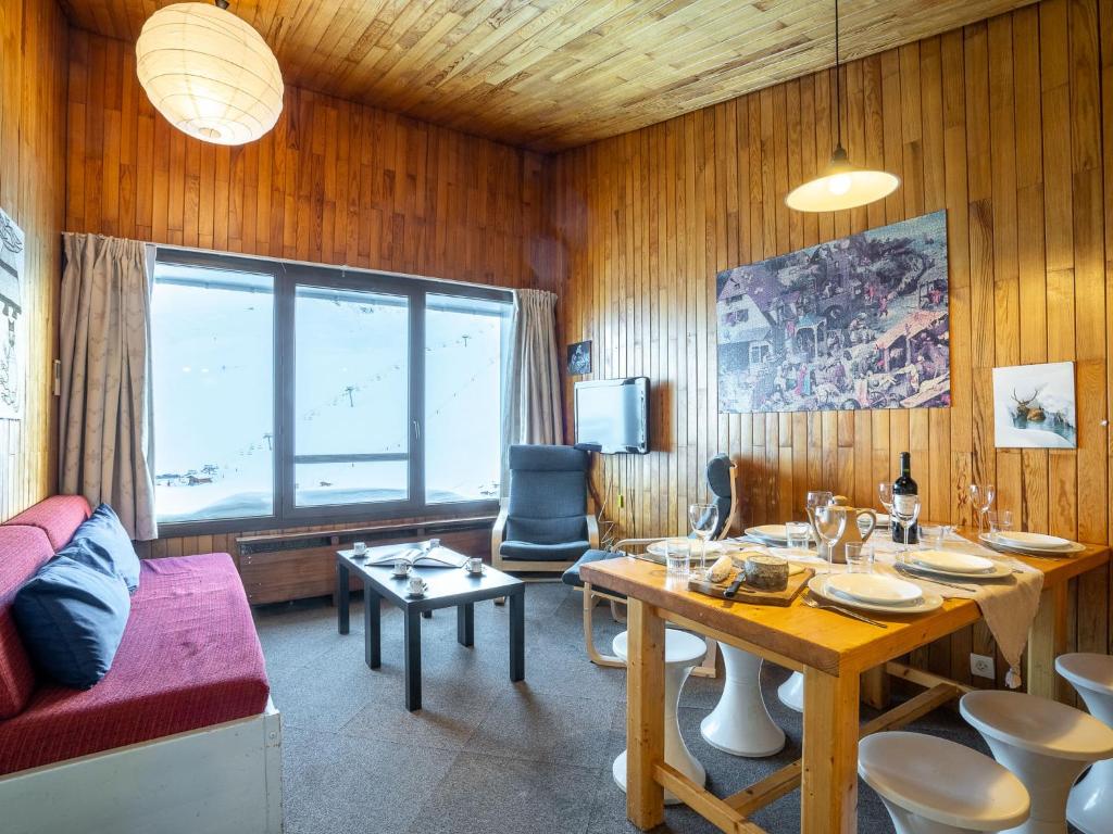 un soggiorno con tavolo e divano di Apartment Le Curling B-22 by Interhome a Tignes