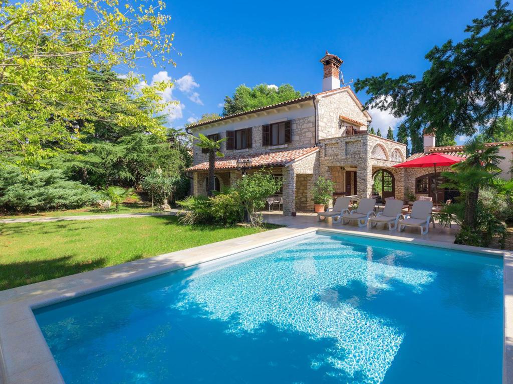 ein Haus mit einem Swimmingpool vor dem Haus in der Unterkunft Holiday Home Villa Crispo by Interhome in Medulin