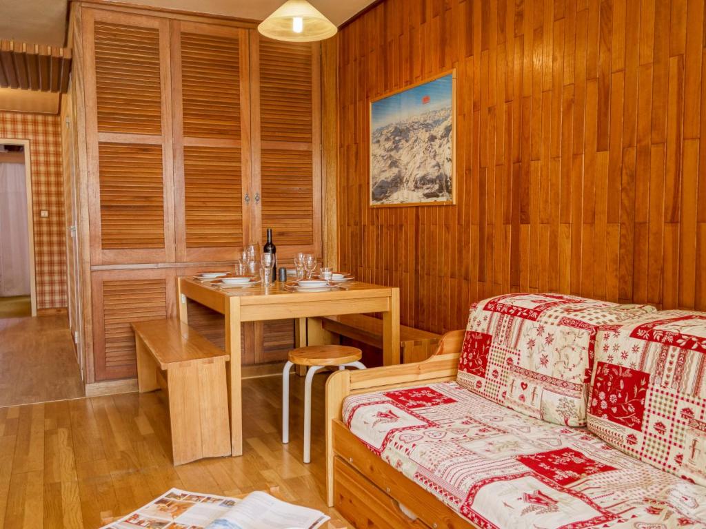 Zimmer mit einem Tisch, einem Bett und einem Schreibtisch in der Unterkunft Apartment Les Moutières B1 et B2 - Val Claret-18 by Interhome in Tignes