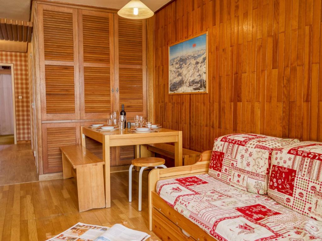 Cette chambre comprend une table, un lit et un bureau. dans l'établissement Apartment Les Moutières B1 et B2 - Val Claret-18 by Interhome, à Tignes