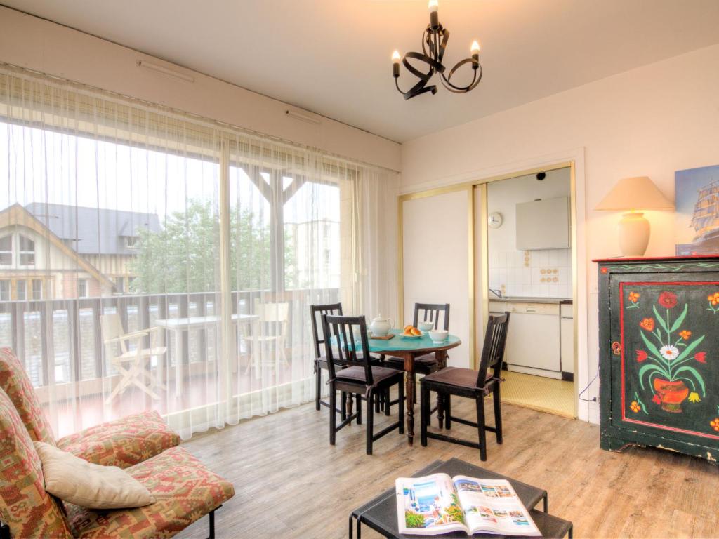 un salon avec un canapé et une table dans l'établissement Apartment Castel Guermante by Interhome, à Deauville