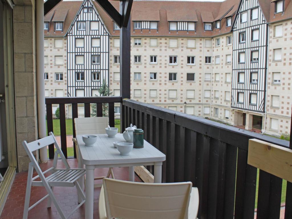 Ein Restaurant oder anderes Speiselokal in der Unterkunft Apartment Castel Guermante by Interhome 