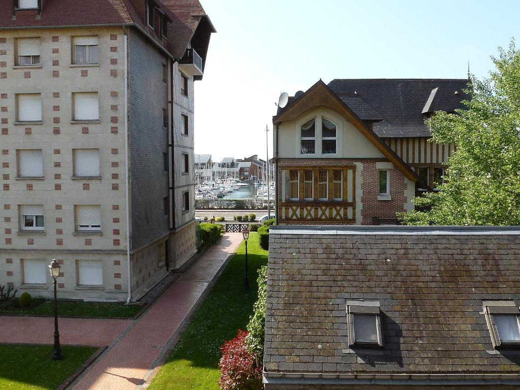 einen Blick über ein Gebäude und eine Straße in der Unterkunft Apartment Castel Guermante by Interhome in Deauville
