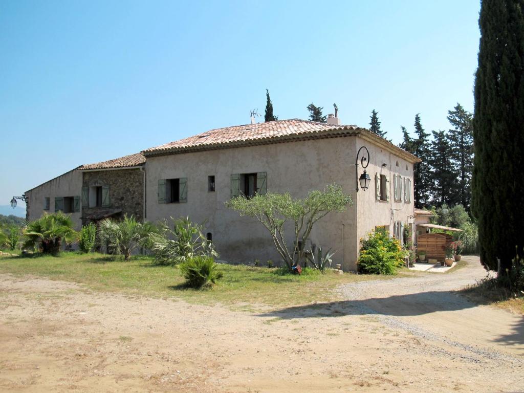 une ancienne maison en pierre sur le côté d'un chemin de terre dans l'établissement Holiday Home Mas du Combaud - RSA170 by Interhome, à Roquebrune-sur Argens