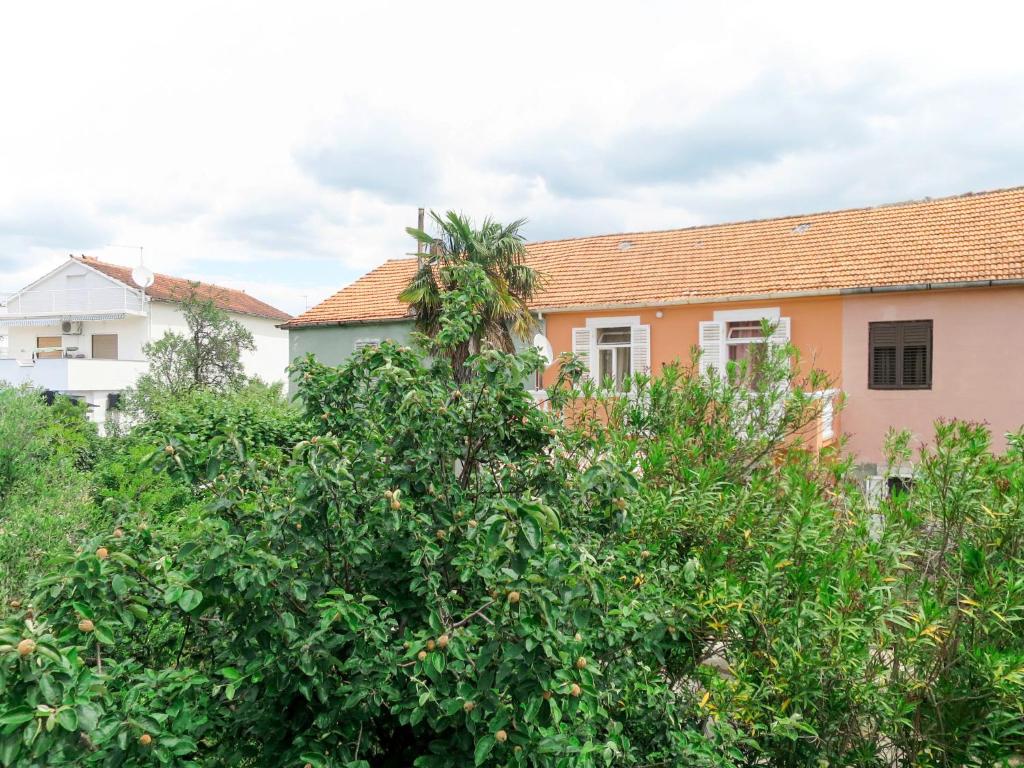 ein Orangenbaum vor einem Haus in der Unterkunft Holiday Home Marijana - ZAD500 by Interhome in Sukošan