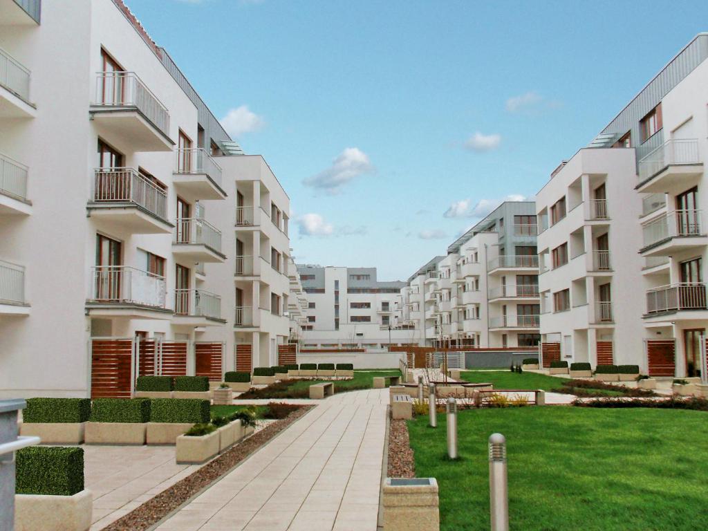 Une rangée d'immeubles d'appartements avec une cour en herbe dans l'établissement Apartment Magnolia by Interhome, à Świnoujście