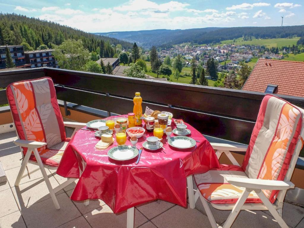 einen Tisch mit Speisen und Getränken auf dem Balkon in der Unterkunft Apartment Schwarzwaldblick-19 by Interhome in Obertal