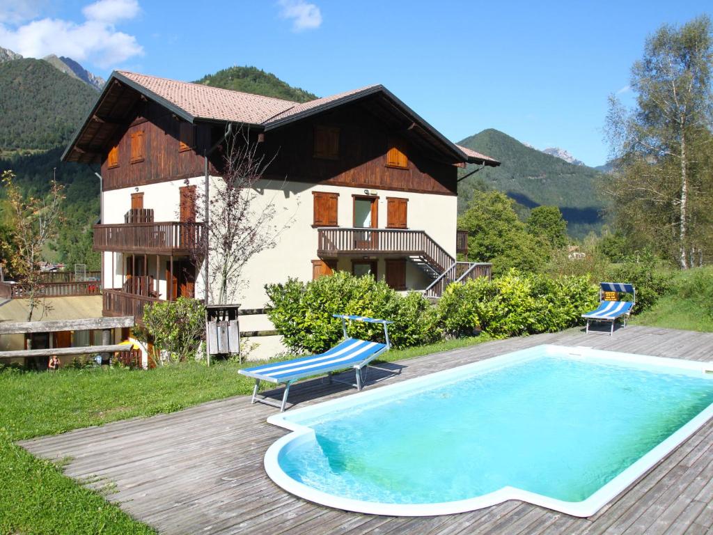 uma casa com piscina em frente a uma casa em Apartment Lembondel-3 by Interhome em Tiarno di Sotto