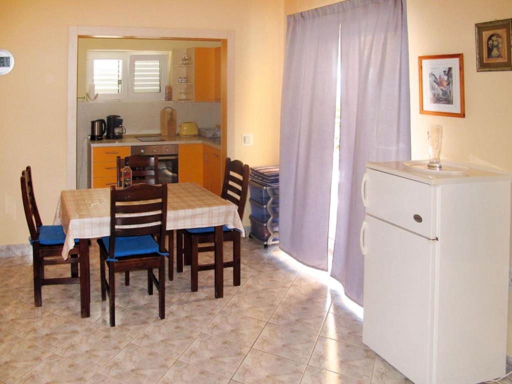 Kuchyňa alebo kuchynka v ubytovaní Apartment Giljo-1 by Interhome