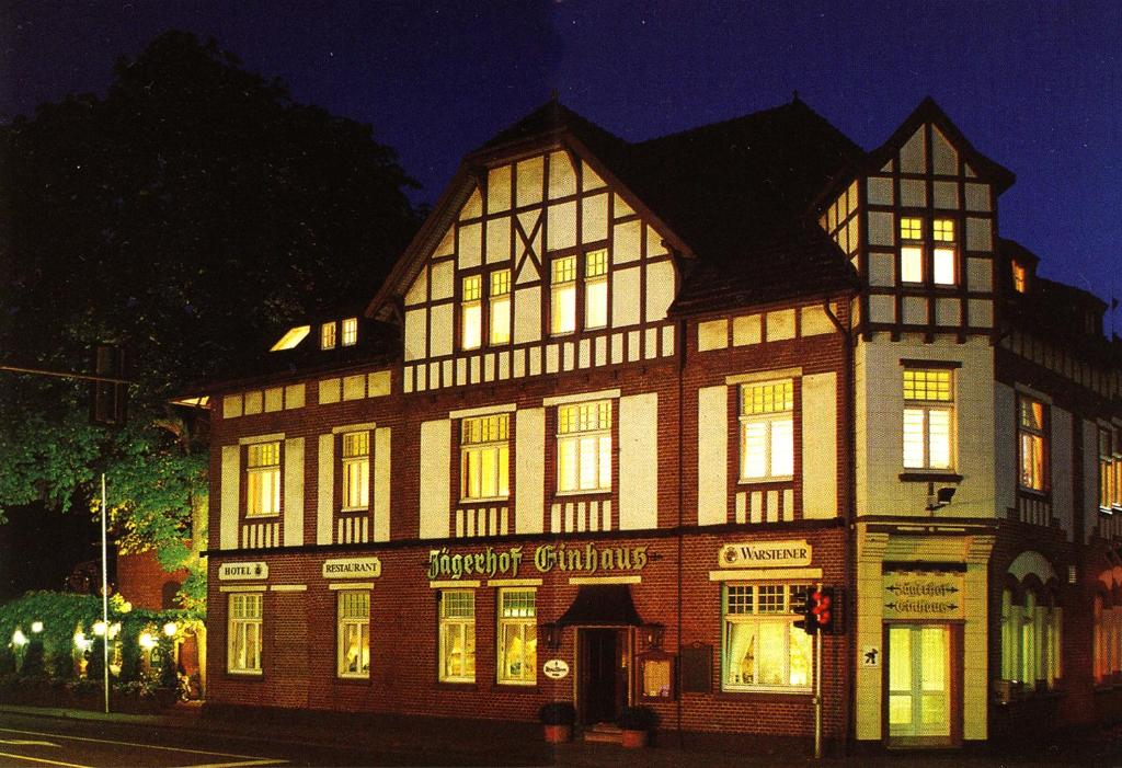 een groot gebouw met verlichting in de ramen bij Einhaus Jägerhof in Dorsten